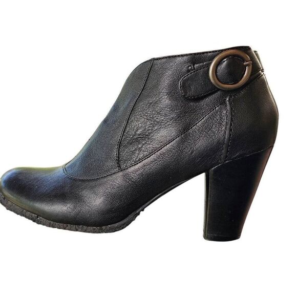 One of 2 leather black ankle boots. Slip On Comfy Size 36 (6) - Picture 1 of 13